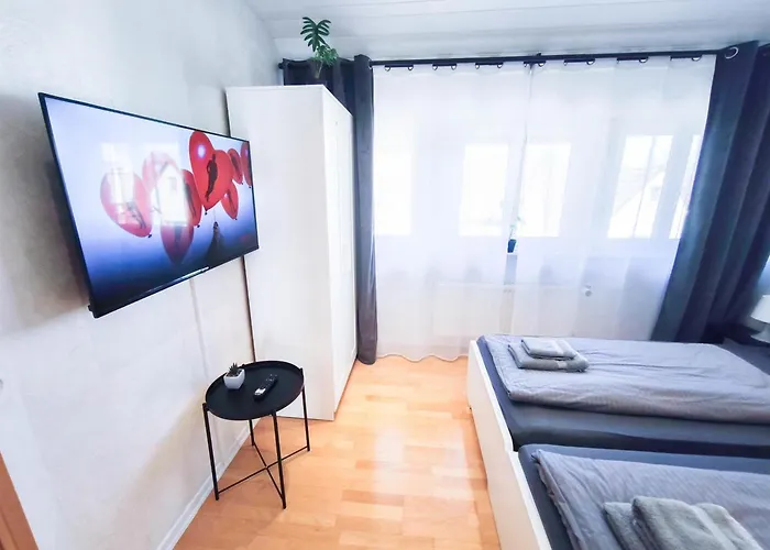 Alfa Stuttgart 3Zi-Maisonette 6 Personen Zuffenhausen Nahe Porsche & Bosch L Wifi & Smarttv I 3Br 4 Beds I Kitchen I Bathroom & Wc